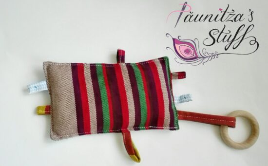 jucarie-senzoriala-cu-samburi-cirese-inel-din-lemn-handmade-lenny-lamb-paunitza-stuff-tuincentru.ro