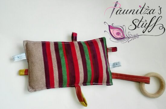 jucarie-senzoriala-cu-samburi-cirese-inel-din-lemn-handmade-lenny-lamb-paunitza-stuff-tuincentru.ro