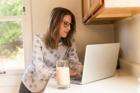 este bine sau rau sa lucram de acasa afla ce spun psihologii si mamele cu afaceri proprii partea i lucrez de acasă work at home moms wahm tuincentru.ro
